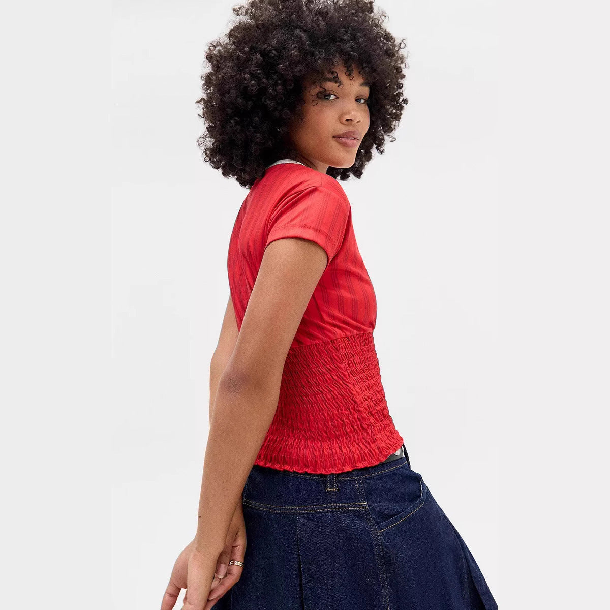 Damen Sportliches Crop-Top mit elastischem Smocking und modernen Grafikdetails WOLFF