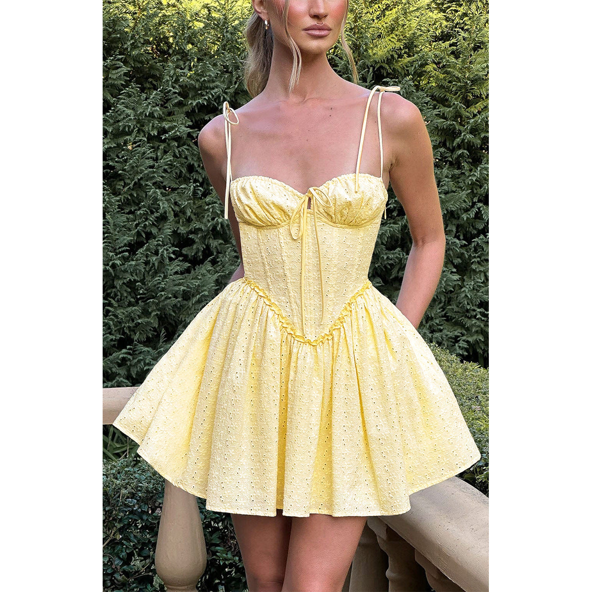 Damen Sommerliches Minikleid mit verspielten Rüschendetails und attraktivem Schnürdesign WOLFF