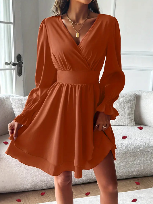 Damen kurzes Kleid für den Frühling mit langen Ärmeln